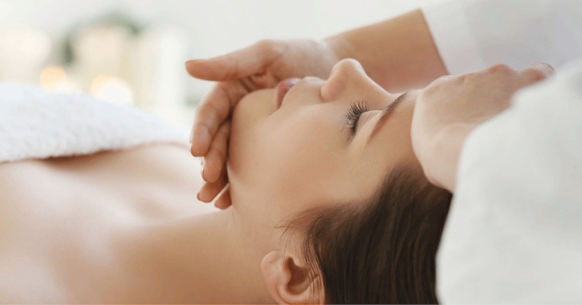 Manual face lifting therapy for a natural facial lift