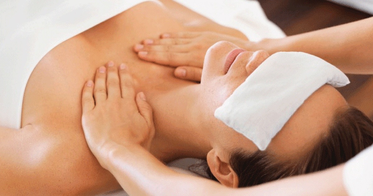 Luxury eye massage therapy at Chi Wa Siam spa to reduce dark circles, relieve eye strain, and promote relaxation with gentle techniques and skincare.